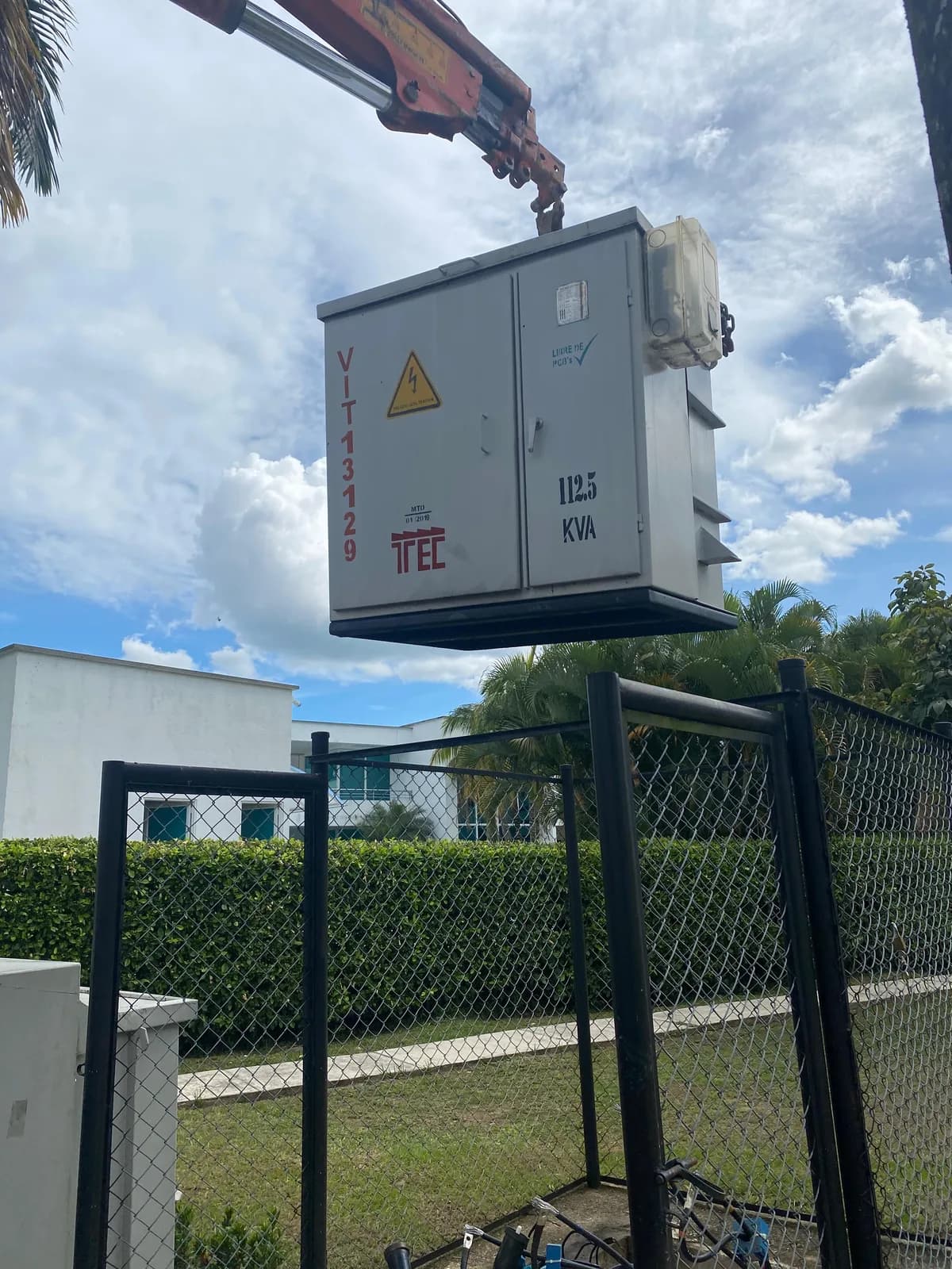 Instalación de transformador pedestal 112.5 kVA con grúa