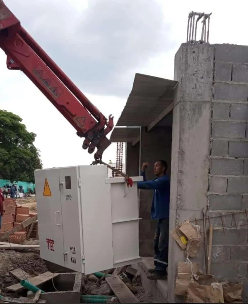 Instalación de transformador pedestal en obra