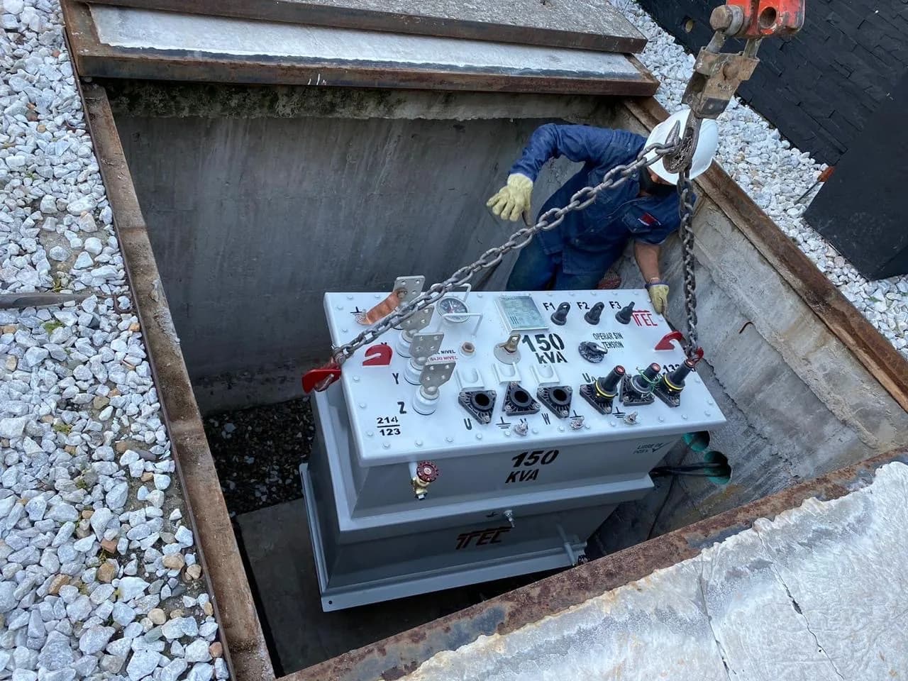 Instalación de transformador sumergible 150 kVA en bóveda