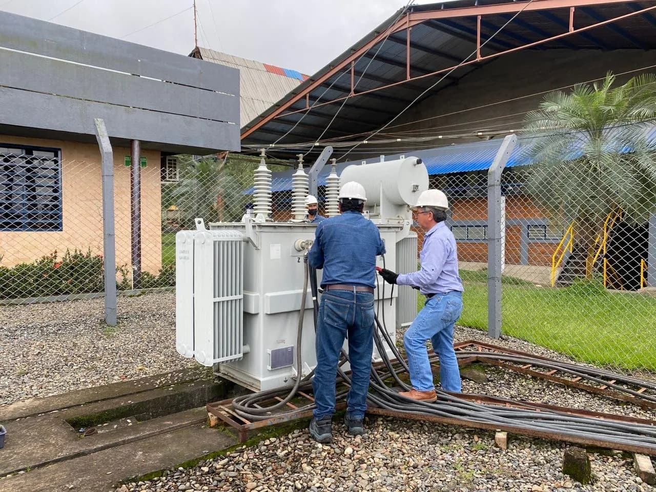 Técnicos de TEC realizando mantenimiento de transformador en sitio