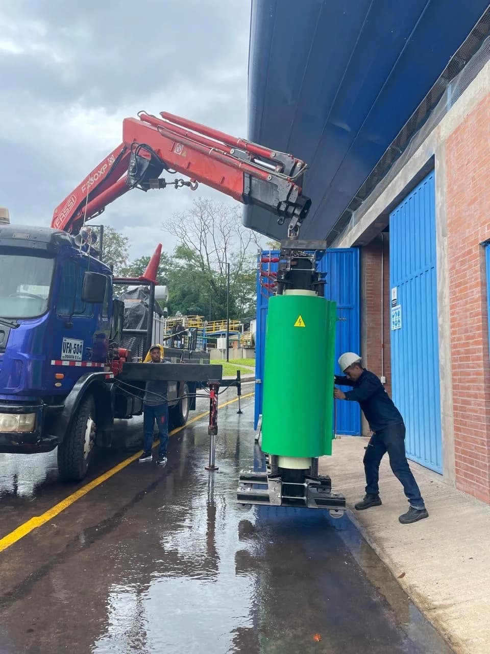 Montaje de transformador seco con camión grúa