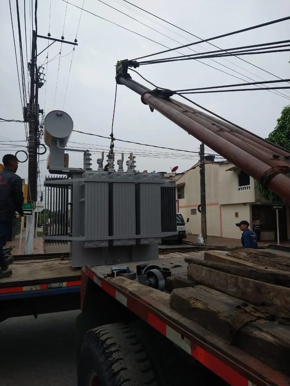 Transporte de transformador reparado con grúa